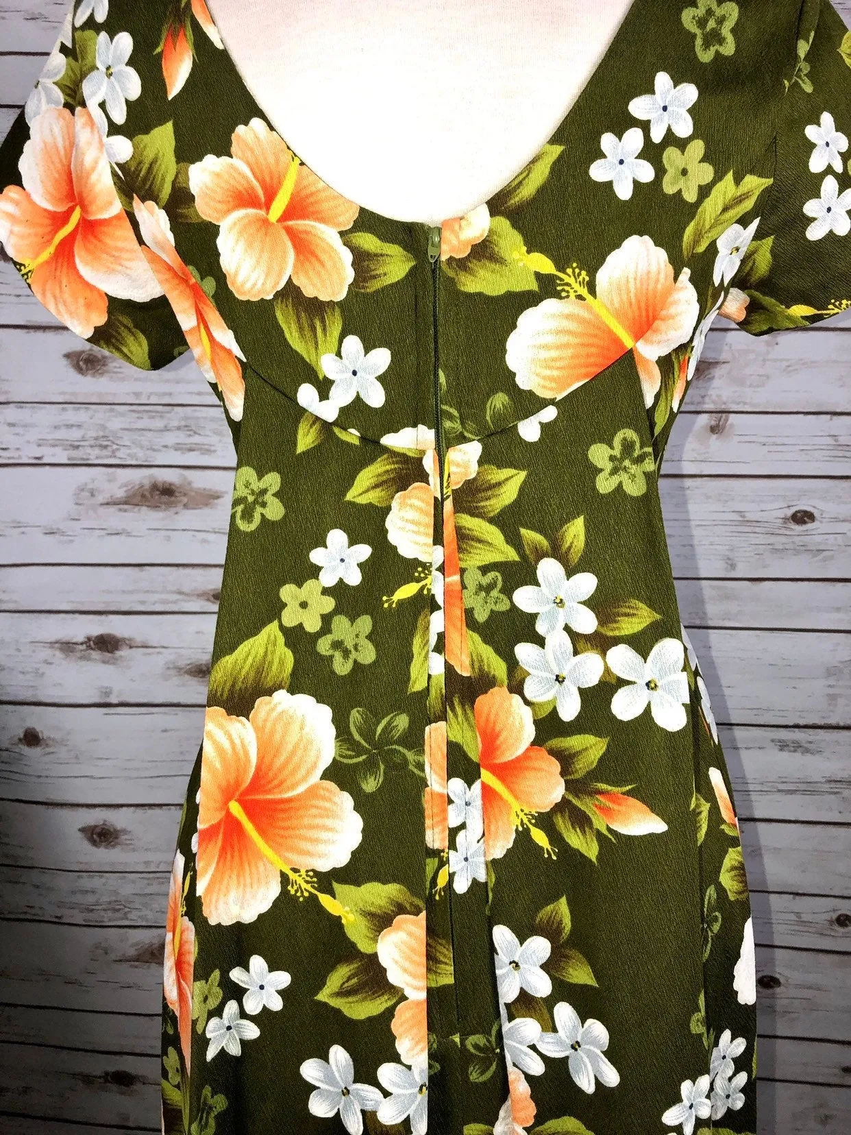 Live: 110 Vintage dress 1970s Green Hawaiian Flower