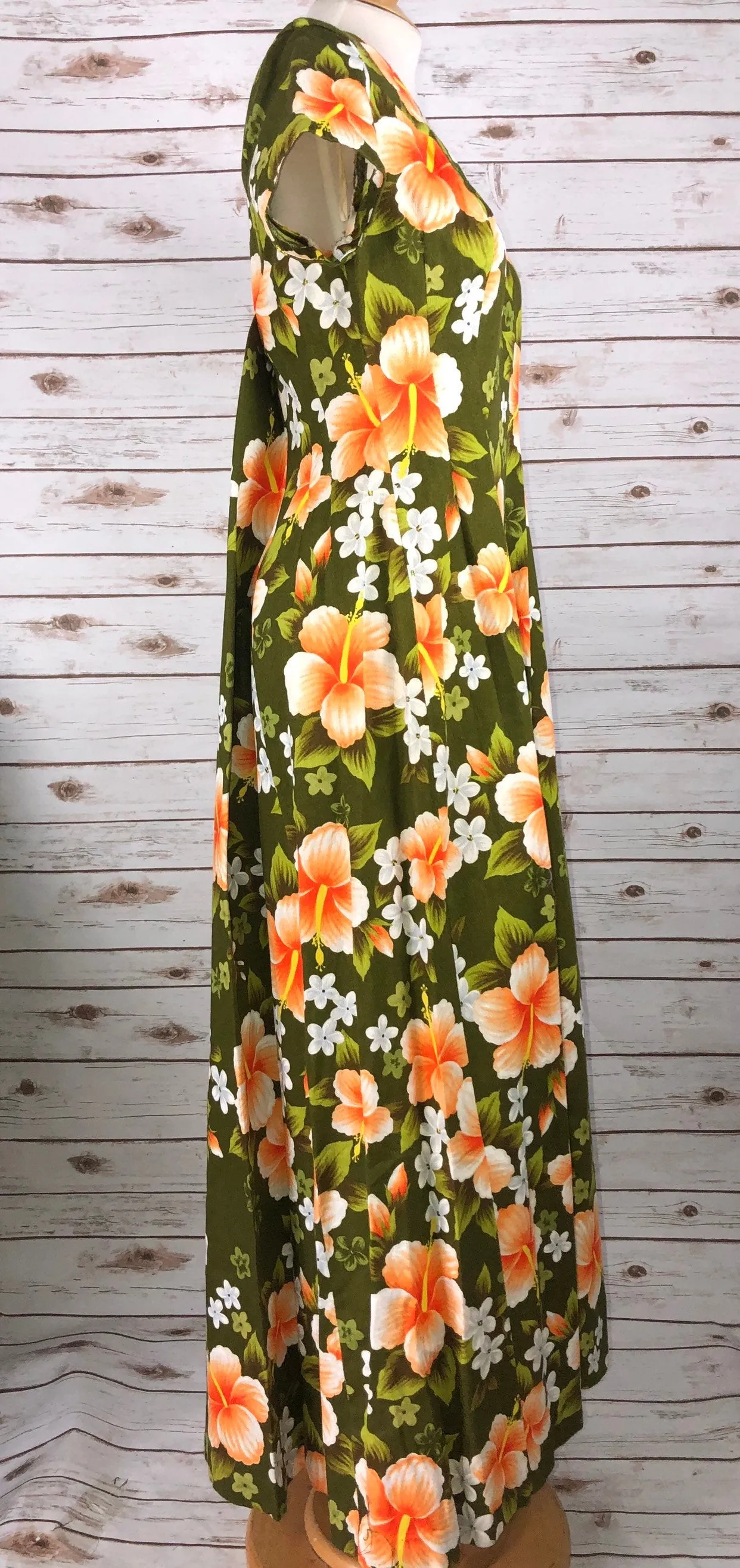 Live: 110 Vintage dress 1970s Green Hawaiian Flower