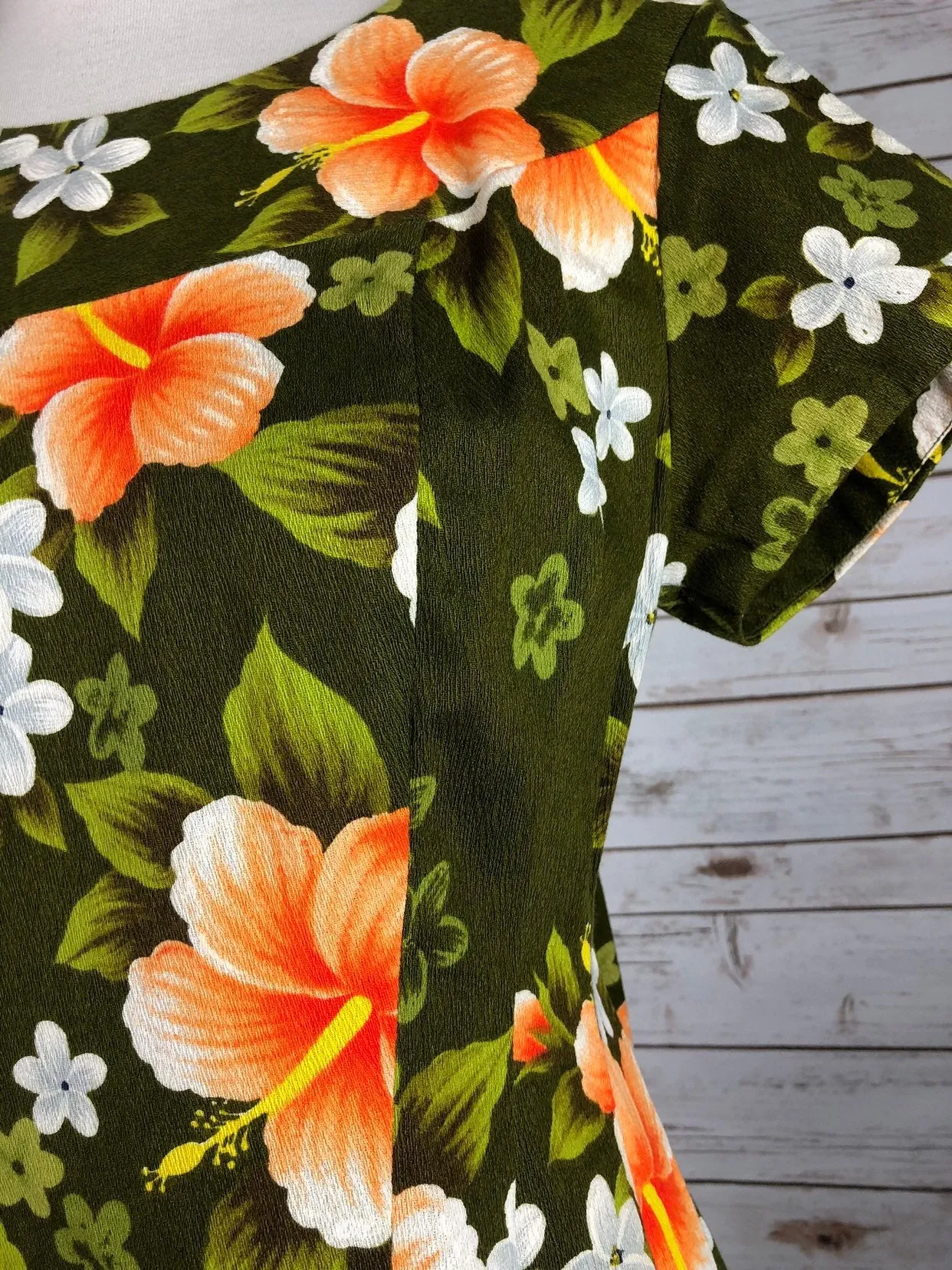 Live: 110 Vintage dress 1970s Green Hawaiian Flower