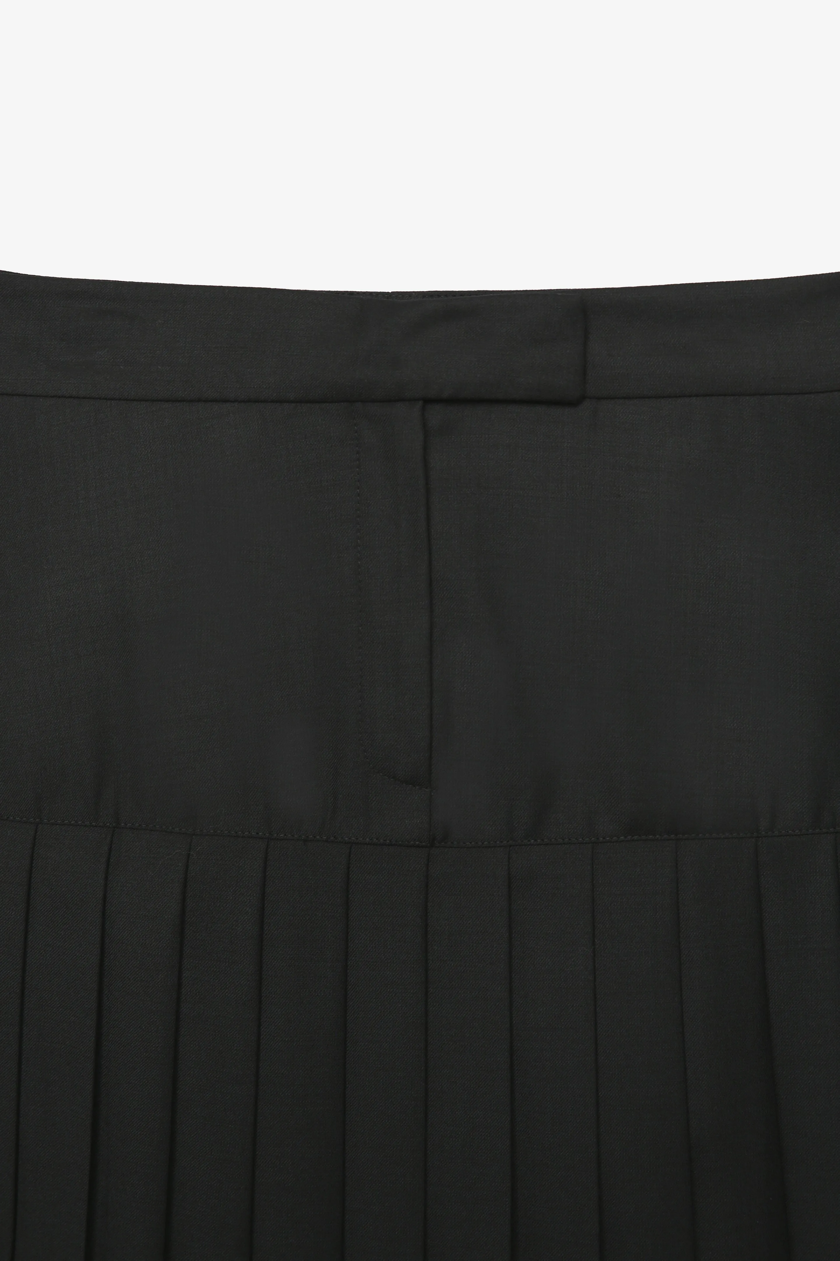 MAISIE BLACK PLEATED SKIRT